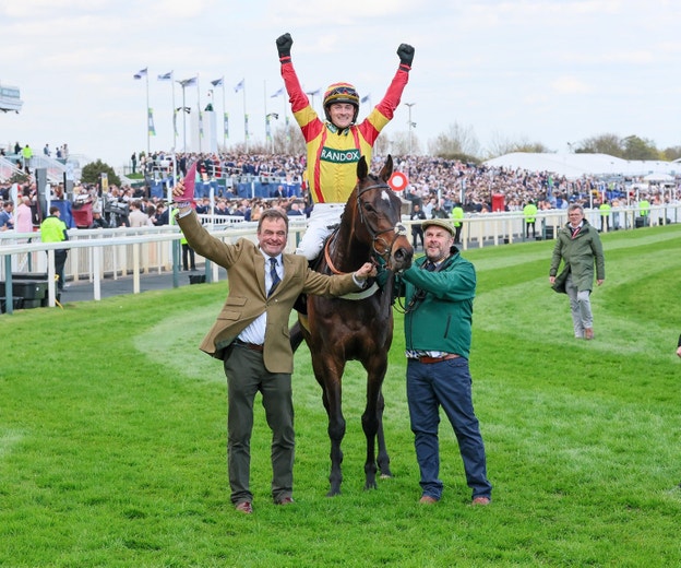 Storming George Lands Top Novices’ Shock at Aintree